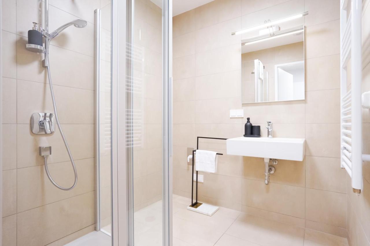 Exclusive 2-Bedroom Condo With Pool & Balcony Виена Екстериор снимка